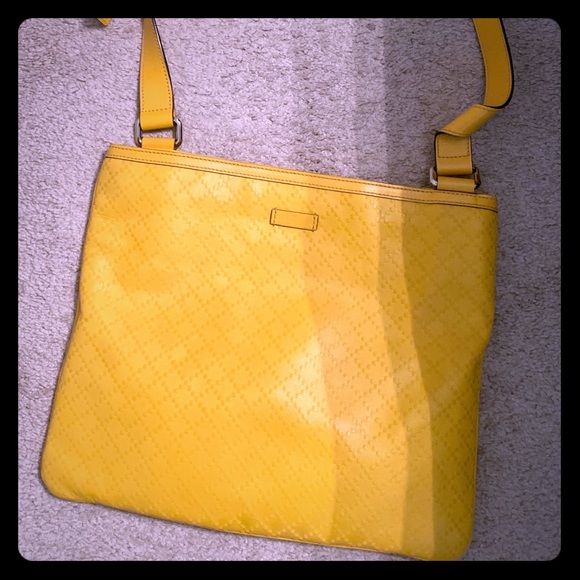 Gucci Handbags - Authentic Gucci purse FINAL SALE/NO RETURNS OR EXCHANGE